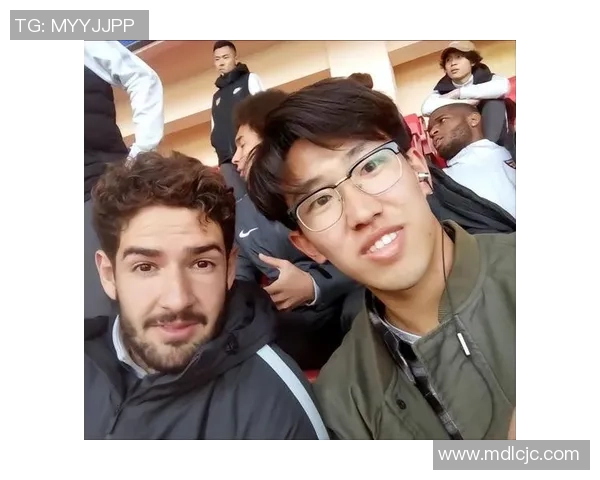 球星化身老头现身足球场引爆全场惊呼原来是他转型挑战逆龄突破