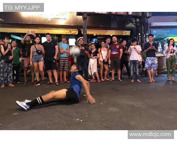 足球巨星变身路人街头探险揭示不为人知的一面与真实生活